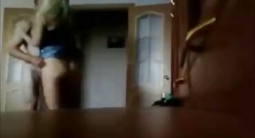 El porno mexicano de señoras macho negro esconde ansiosamente la polla en una rubia