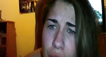 La mujer se acuesta en la senoras mexicanas infieles cama y lame el pimiento insertado