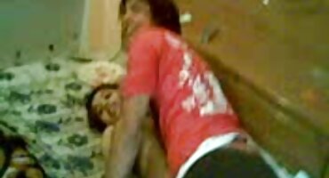 La perra de la jaula y su pelea se complacen mutuamente en la boca señoras desnudas xxx