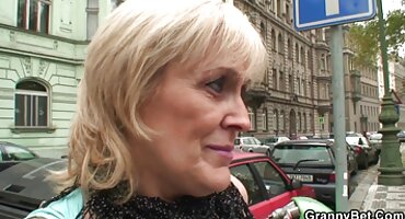 Hermosa morena jugosa xxx señoras calientes chupa la polla con garganta profunda