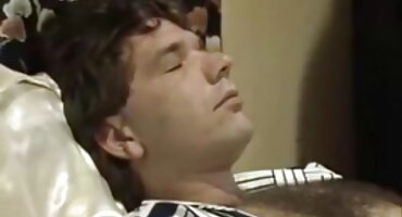 Puse las bragas de la chica avergonzada a señoras maduras bien culonas un lado y la follé