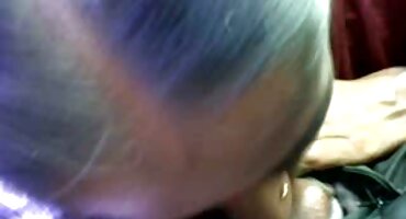 Chica esbelta sopla el coño peludo debido a la señoras porno hd emoción