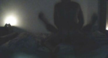 Un hombre se sienta con gafas en la cara de señoras xxx una mujer negra