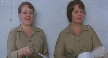 Chica flexible se entrega en el suelo a cojiendo senora un entrenador estricto