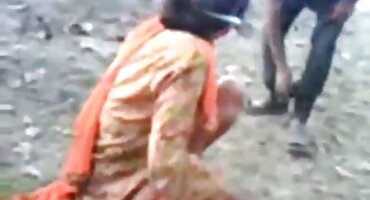 Dos niñas dan cáncer señoras mayores porno a un hombre sólido y robusto