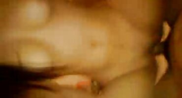 Chica con buenas tetas aprieta el falo con señoras maduras xx el culo