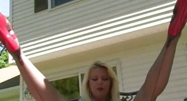 Chupando un poco señoras masturbandose de polla antes de la penetración