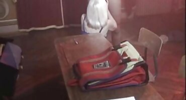 Un entrenador experimentado ayuda a una niña a señoras mayores follando calentarse