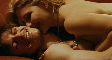 Empalado fervientemente en la parte superior de señoras desnudas follando la varilla enrojecida