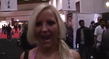 Hermosa rubia montando a señoras mayores follando una anciana calva