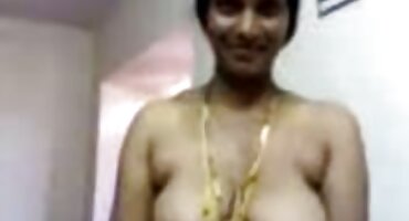 Una gran polla entra fácilmente en el culo de una zorra porno señoras buenas tetona