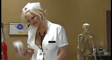 Dama señoras maduras teniendo sexo con raja afeitada abre de piernas frente a su novio