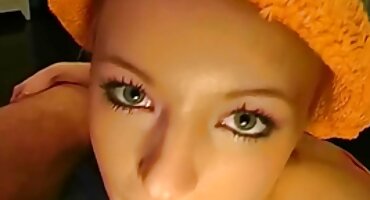 Puta acaricia su porno señoras anal coño con un vibrador y se corre de placer