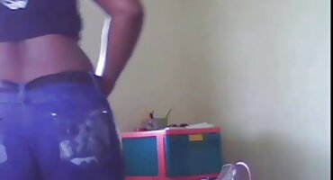 Deliciosa nena en medias saltó sobre chavos cojiendo con señoras una polla dura