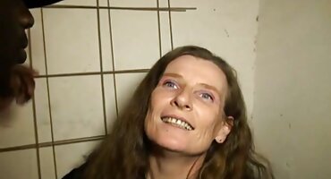 Chica con máscara roja se traga una polla porno señoras de 50 brillante