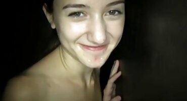 Le encantan las pollas en el señoras videos caseros bosque chupando sabrosas, turnándose