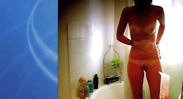 Gafas disoluta chupando polla en xxx señoras gordas el baño