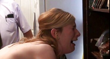 Chico cojiendo señoras de 40 enfocado tira de una polla de estudiante