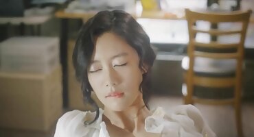 Chica frágil se masturba señoras mexicanas cachondas una gran polla con un bolígrafo delgado