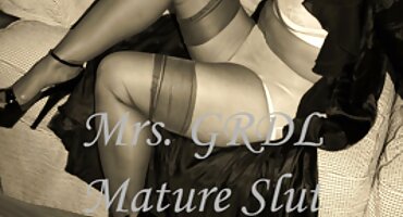 Ingeniosamente monta el coño rubio en la señoras de 50 años follando polla