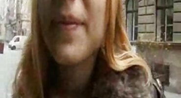Chica chupa y se sienta en la polla porno de señoras de 80 años como un profesional