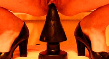 Chica sensual se aferró con un vibrador señoras viejas xxx a su coño en la cama grande
