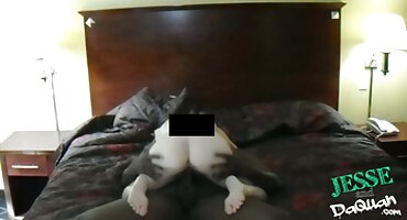 Después de la ducha chica acaricia señoras lesbianas mexicanas el coño peludo con las manos