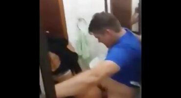 Chica joven abre de piernas y senoras porno muestra el coño