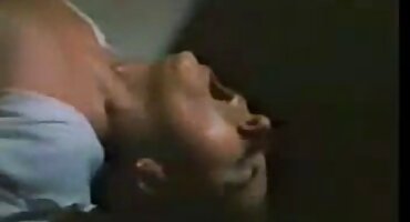 Hombre joven se señoras bonitas xxx folla a niña y mamá con pene insertado