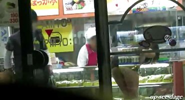 Hermosa mujer porno casero con señoras joven lame la polla mojada de un chico