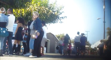 Enorme polla de ébano entra en los pechos porno señoras viejas de una prostituta desenfrenada