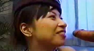 Nena de señoras maduras cachondas pelo oscuro golpeada en el arco de chocolate