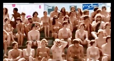 Maricón de pelo oscuro atado señoras chichonas xxx al falo de color oscuro con su garganta