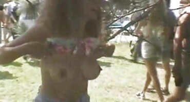 Chica cariñosa chupa señoras porno anal rápidamente el pene