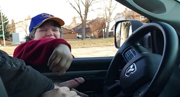 Hermosa chica señoras tirando con jovenes de pelo largo chupa la polla y folla