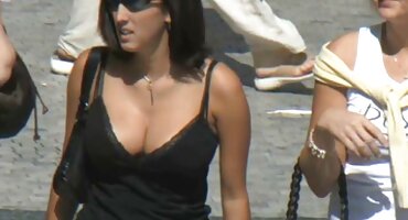 Dos chicas y una trufa pasan su señoras maduras calientes tiempo libre