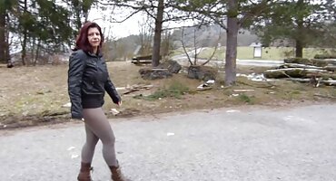 Rubia besando la cabeza de porno señoras mexicanas la polla sin quitarse el vestido rojo