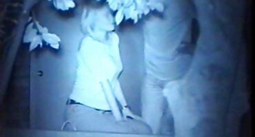 En la silla yace una chica satisfecha con un vibrador sexo anal con señoras maduras