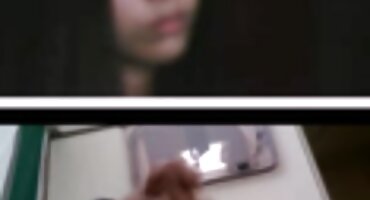 El hombre insertó su dedo en culiando señoras la rubia y frotó la capucha por dentro