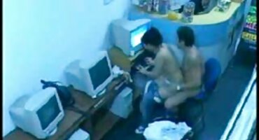 El mecánico se folló duro a señoras adultas desnudas una mujer en una motocicleta en el taller