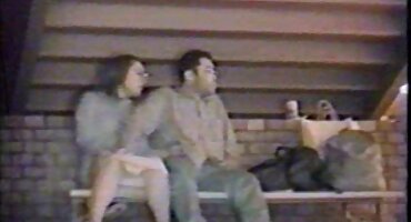 Señora de pelo porno mexicano de señoras oscuro empuja un vibrador en el sofá