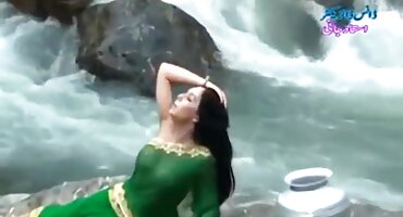 Chico follando videos de señoras casadas infieles con dos alegres compañeros de cuarto