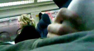 Amigos traviesos follan a señoras porno casero una chica por el culo en la sala de estar