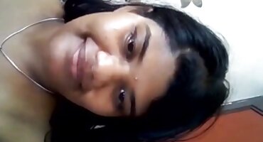 Skinn ragazzo señorasxxx chico tira de la polla en el baño de su novia