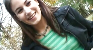 Dos chicas se turnan para hacer una videos porno señoras con jovenes mamada delante de la cámara