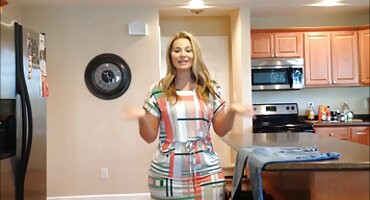 Hombre con tatuajes esconde una polla en la boca porno de senora de una chica