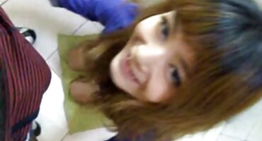 La joven accedió a tener sexo en porno señoras buenas trío con una pareja negra