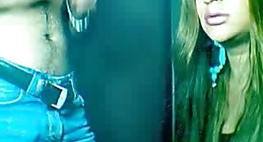 De pie sobre las rodillas novia se traga el pene de señoras calientes culonas un chico