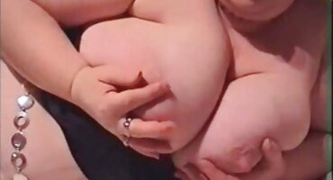 Mujer videos de senoras cojiendo con tatuaje toma en la boca de su compañero