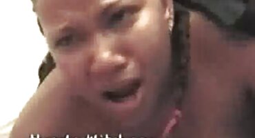 Sentada en el videos de mujeres de 40 años teniendo sexo sofá, la chica mete los dedos en el coño